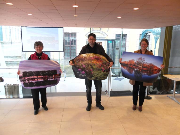 Siegerbilder der Kategorie „The Beauty of Herrenhausen Gardens“ (v.l.n.r.): Ursula Potts (erster Platz), Stefan Schulze (zweiter Platz) und Prof. Dr. Anke Seegert, Direktorin der Herrenhäuser Gärten, mit einem Foto von Lars Gerhardts, der den dritten Platz belegt.